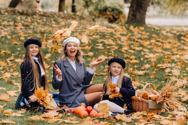 Una grande famiglia in un picnic in autunno in un parco naturale Persone felici nel parco autunnale