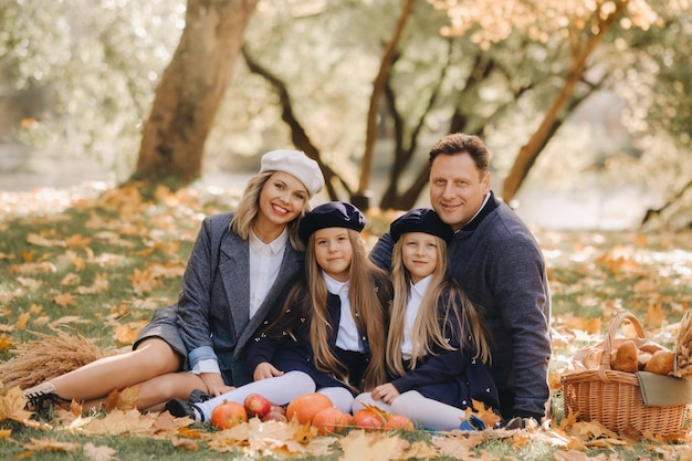 Una grande famiglia in un picnic in autunno in un parco naturale Persone felici nel parco autunnale