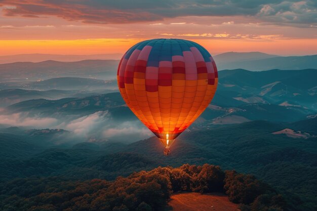 Una grande mongolfiera piena di aria calda vola attraverso un cielo stellato I viaggiatori in un cesto sospeso vedono un paesaggio montuoso