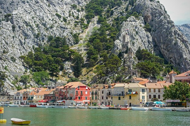 Una grande montagna è dietro gli edifici