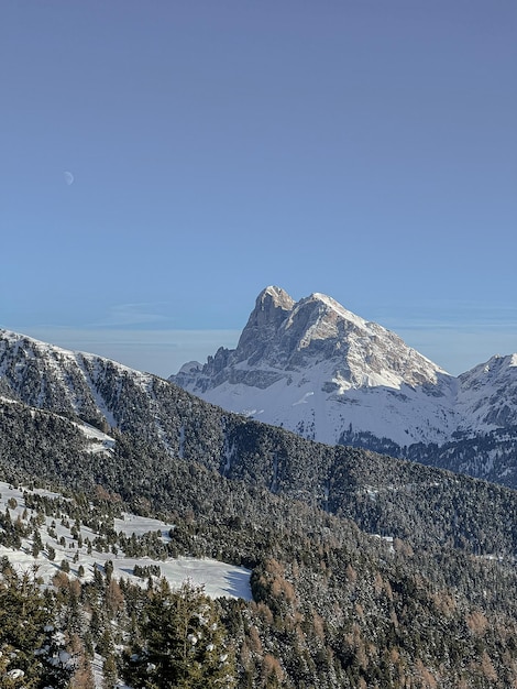 Una grande montagna nella natura