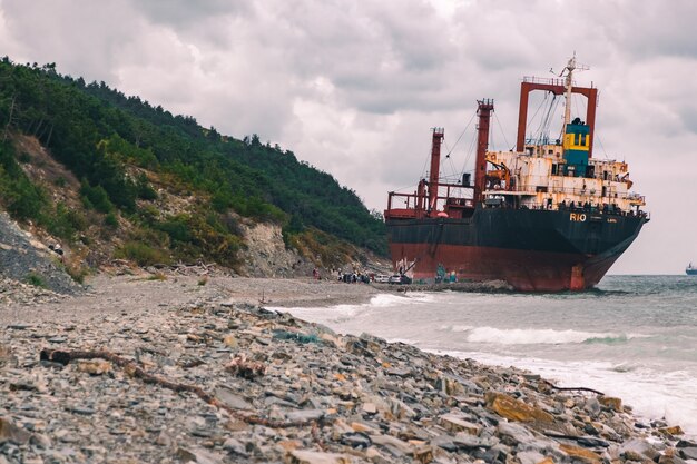 Una grande nave si è arenata in riva al mare