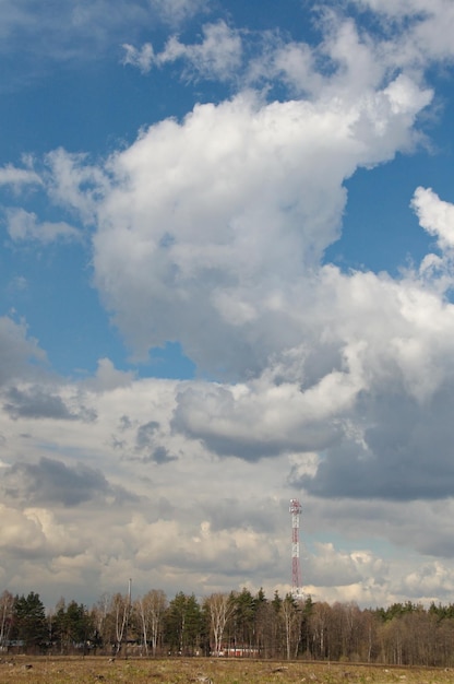 Una grande nuvola bianca è nel cielo