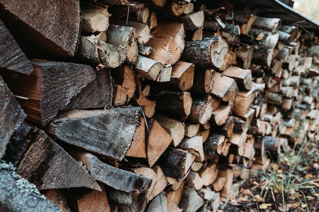 Una grande pila di legna da ardere per l'inverno all'aperto Sfondo stile di vita rustico