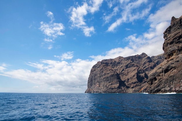 Una grande roccia nell'oceano con la parola santa cruz sul fondo.