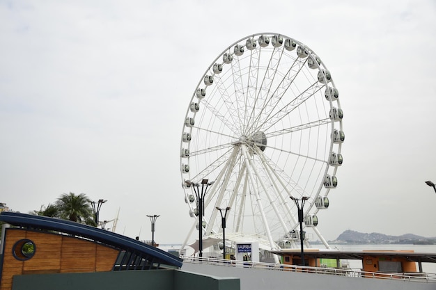 Una grande ruota panoramica Vista della città di Guayaquil
