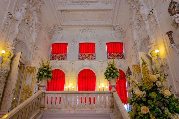 Una grande sala in un antico palazzo.