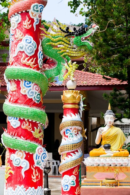 una grande statua del drago in Tailandia, tempio cinese.