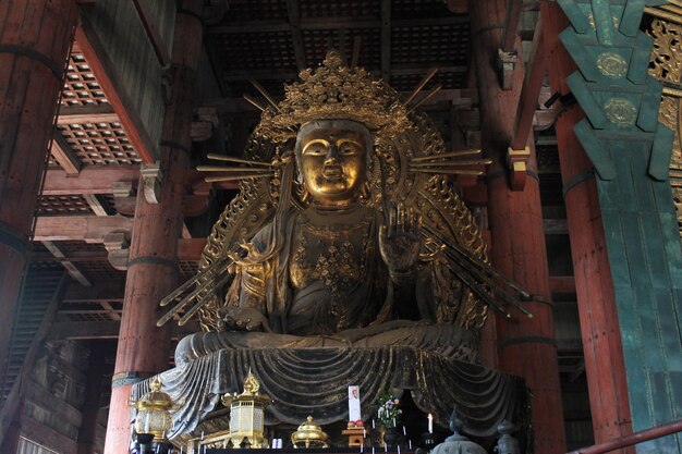 una grande statua di Buddha è in un tempio