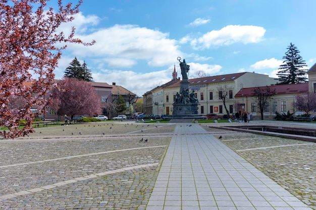 Una grande statua in una piazza con una statua al centro.