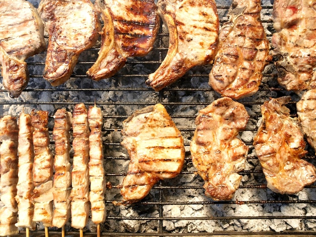 Una griglia con carne sopra e la griglia ha una griglia con sopra la scritta "maiale".