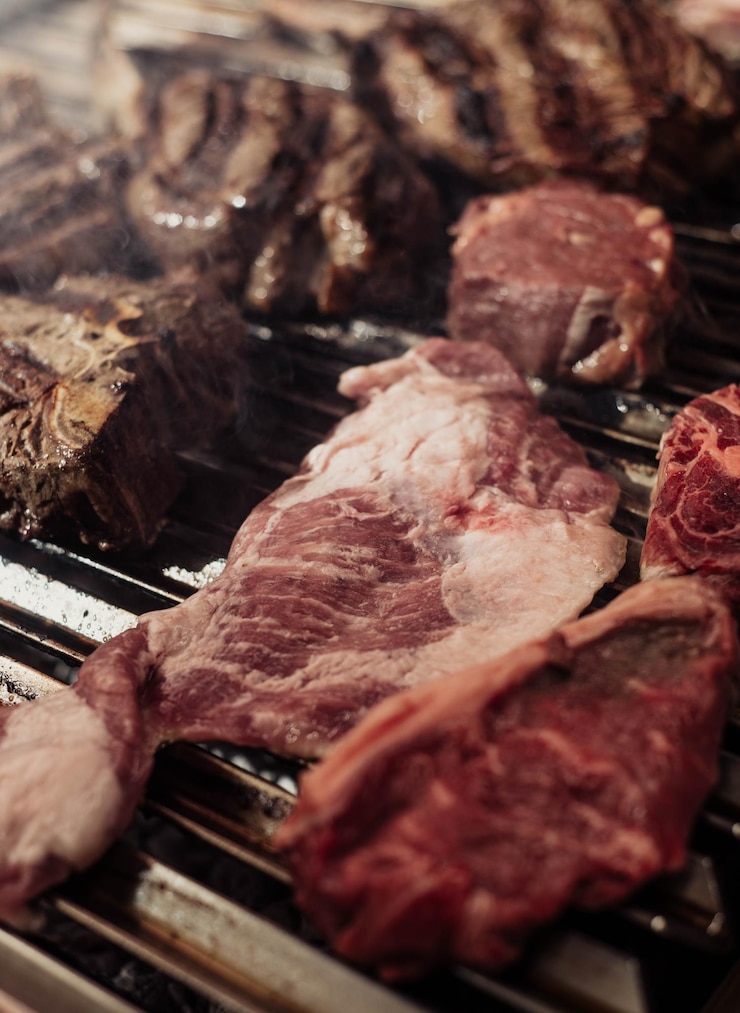 Foto una griglia con carne sopra e la parola manzo in basso a destra.