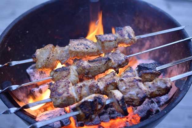 Una griglia con carne sopra e le fiamme sulla griglia