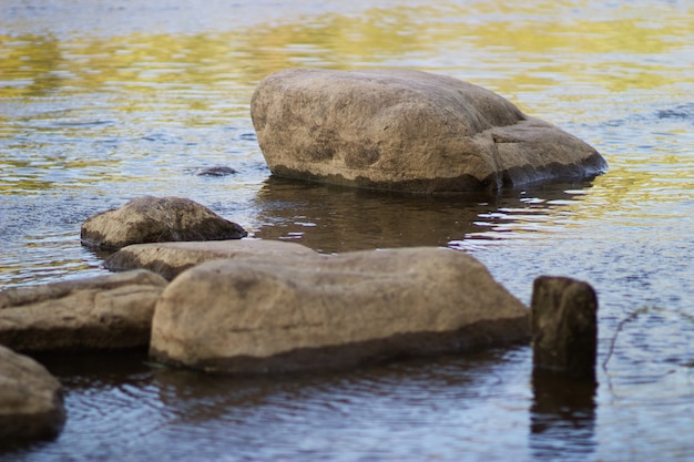 Una grossa pietra giace nel fiume