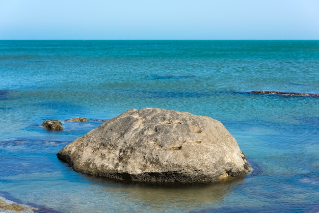 Una grossa pietra nel mare