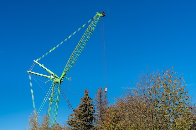 Una gru a torre verde contro un cielo blu