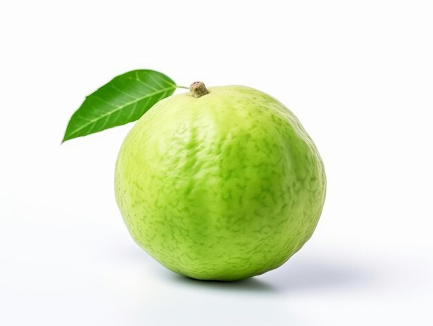 una guava isolata su uno sfondo bianco