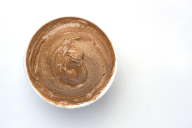 Una gustosa crema di cioccolato spalmabile in una ciotola bianca con un cucchiaio