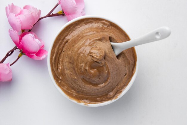 Una gustosa crema di cioccolato spalmabile in una ciotola bianca con un cucchiaio