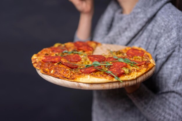 Una gustosa pizza ai peperoni con funghi