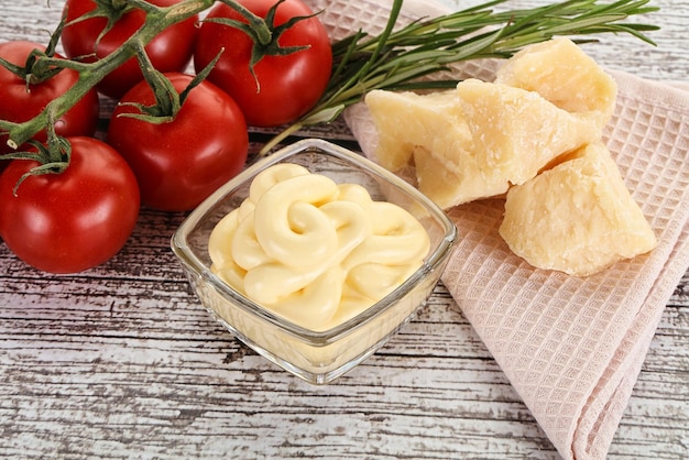 Una gustosa salsa di formaggio nella ciotola.