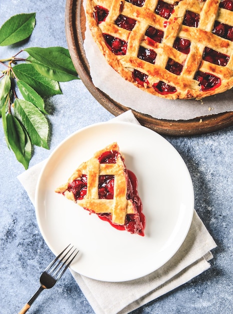 Una gustosa torta di ciliegie americane fatta in casa Deliziosa torta di ciliegie fatta in casa con una crosta friabile