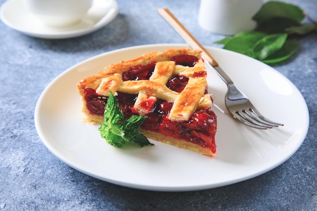 Una gustosa torta di ciliegie americane fatta in casa Deliziosa torta di ciliegie fatta in casa con una crosta friabile