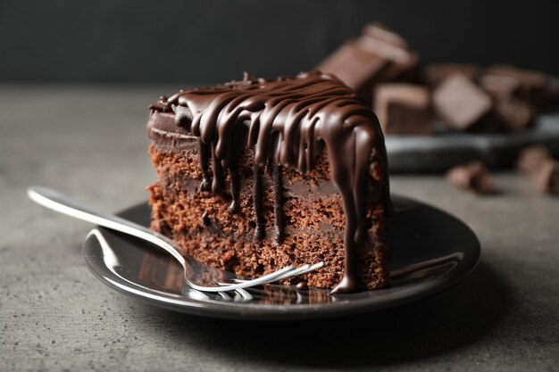 Una gustosa torta di cioccolato servita su una tavola grigia.