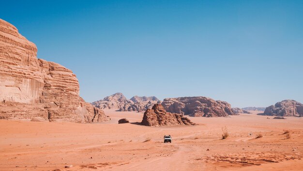 Una jeep attraversa il deserto nel wadi rum