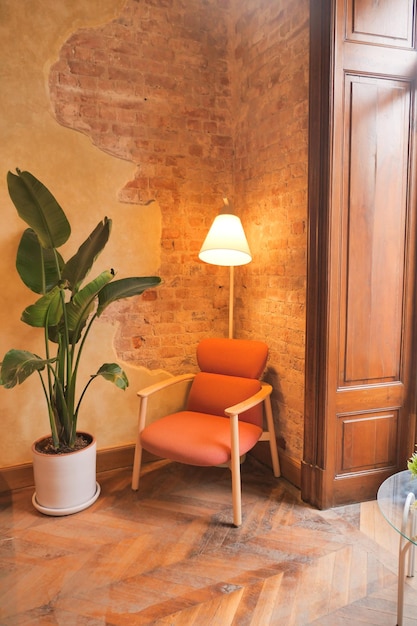 Una lampada e una sedia in casa contro il muro