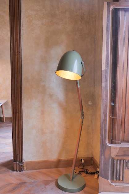 Una lampada in casa contro il vecchio muro