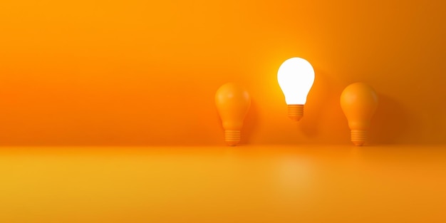 Una lampadina eccezionale su uno sfondo arancione con un'idea creativa e un'innovazione unica.