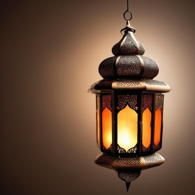 Una lanterna araba ornamentale con luce colorata che brilla per strada la sera