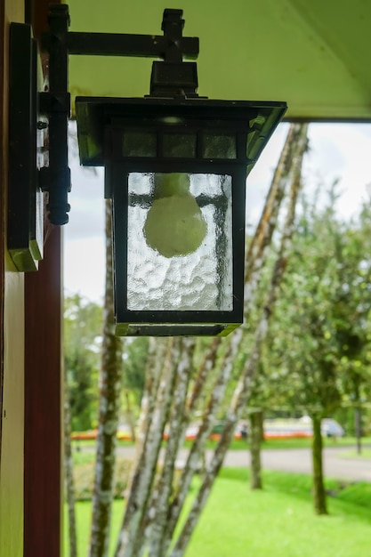 Una lanterna pende dalla porta di una casa.