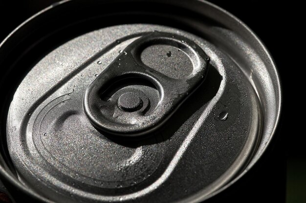 Una lattina di soda con sopra la parola coca