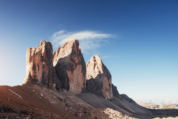 Una leggera nebbia sulla sommità delle colline inizia a scendere. Tre Cime montagne delle tre cime.