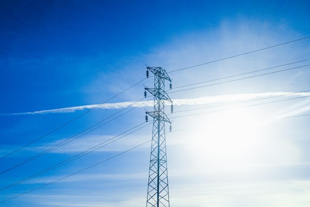 Una linea elettrica con un cielo blu sullo sfondo