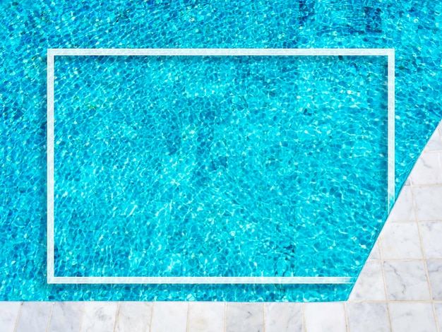 Una linea sottile bianca minimalista crea una cornice quadrata decorata sulla superficie dell'acqua blu sullo sfondo della piscina Spazio vuoto vuoto per il concetto di vacanza estiva