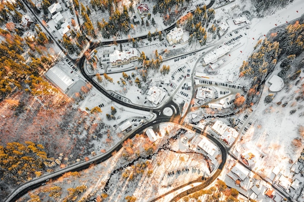 Una località innevata in Polonia da una vista a volo d'uccello Paesaggio invernale dall'alto Karpacz Polonia