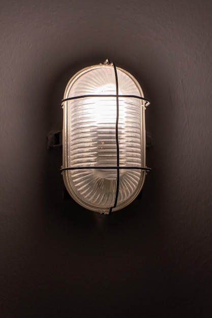 una luce che è su un muro con una luce su di esso
