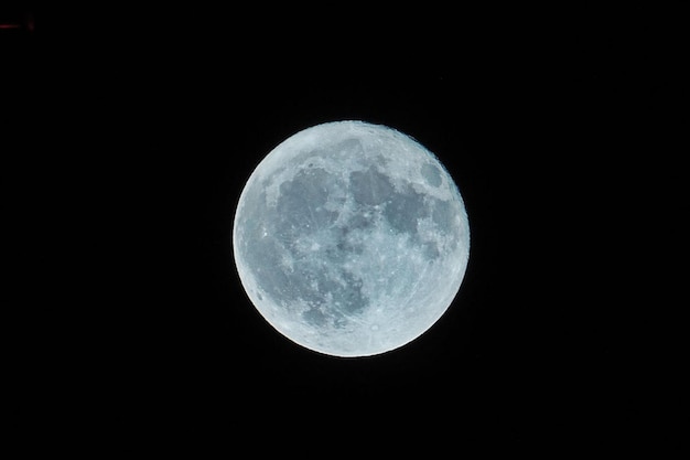 una luna piena in un cielo scuro