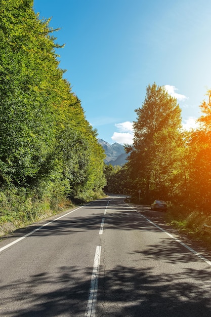 Una lunga strada asfaltata diretta che porta verso montagne lontane