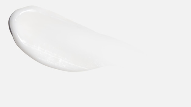 Una macchia di crema su uno sfondo bianco