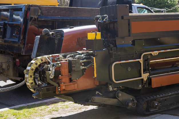 Una macchina trencher utilizzata per scavare trincee per la posa di tubi in cantiere