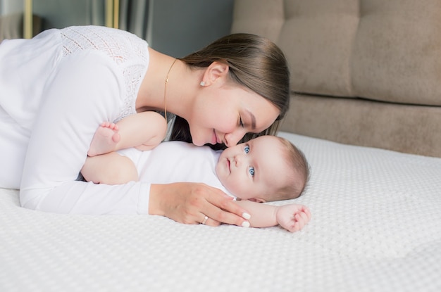 Una madre amorevole e la sua piccola figlia.