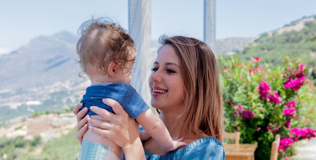 una madre caucasica con un bambino ha una vacanza a Creta