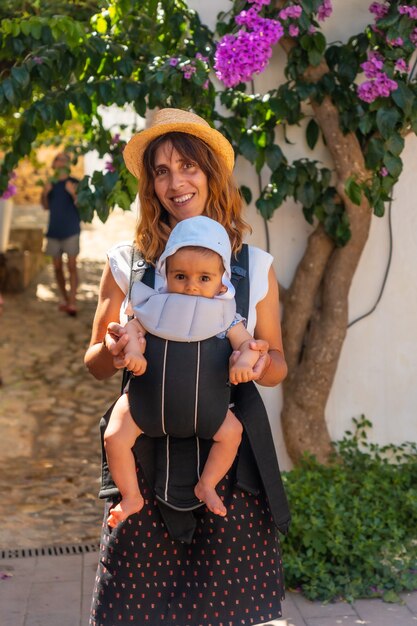 Una madre che cammina con il suo bambino in Sa Tuna sulla costa di Begur in estate, Girona sulla Costa Brava della Catalogna nel Mediterraneo