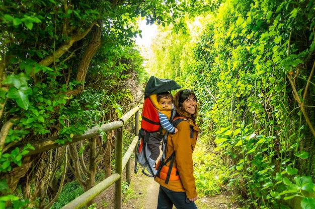 Una madre con suo figlio su un sentiero presso la spiaggia di Barro sulla penisola di Borizu nella città di Llanes Asturias Spagna