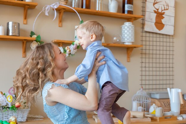 Una madre e suo figlio a casa decorata in primavera celebrano la festa tradizionale