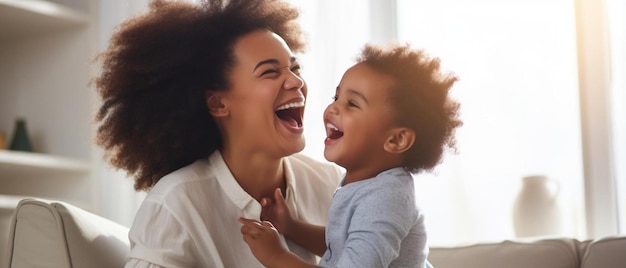 una madre e un bambino che ridono e ridono insieme